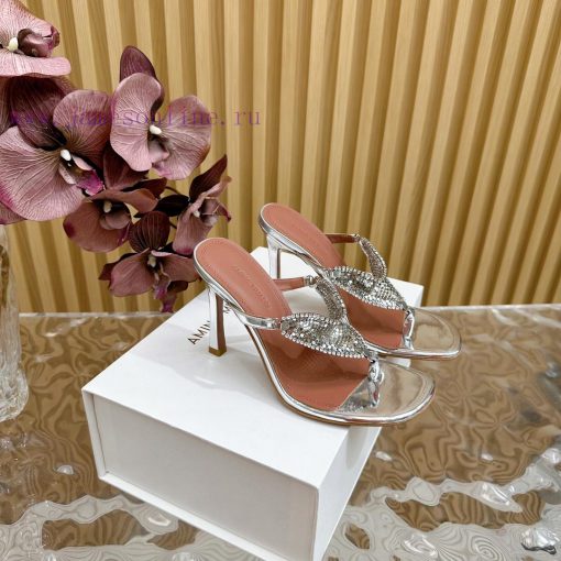 Amina Muaddi2024's new Charlotte series high heels have sharp edges and slanted square headswlxi4c1x