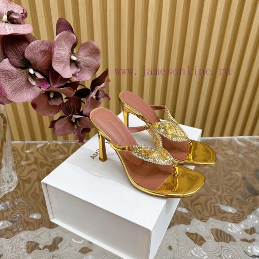 Amina Muaddi2024's new Charlotte series high heels have sharp edges and slanted square headsuv6r8qa1