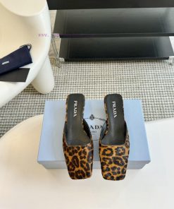Prada 24/Show style satin square toe triangle heel high heelsWearing the elegant and intelrah33t3m