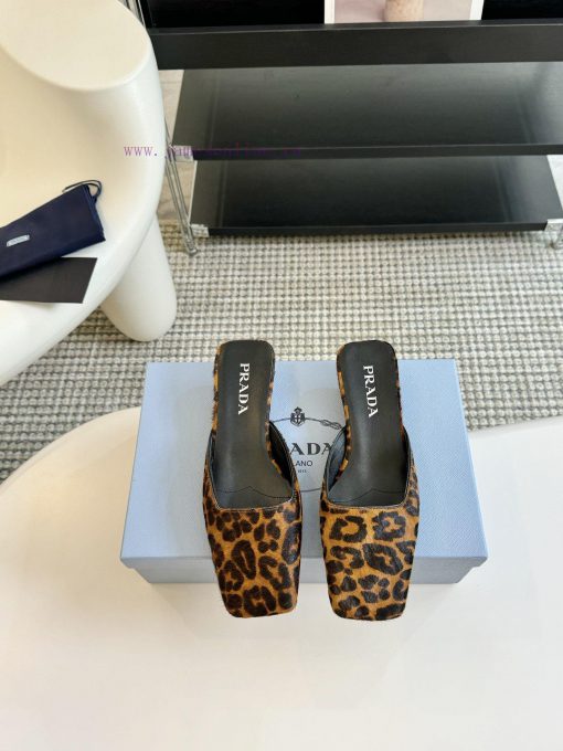 Prada 24/Show style satin square toe triangle heel high heelsWearing the elegant and intelrah33t3m