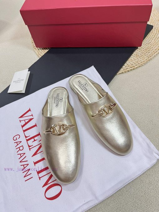 Valentino 2024 SS Spring/Summer New Product Baotou Half Dragged Golden V-Button Element Mull4ld7bjjr