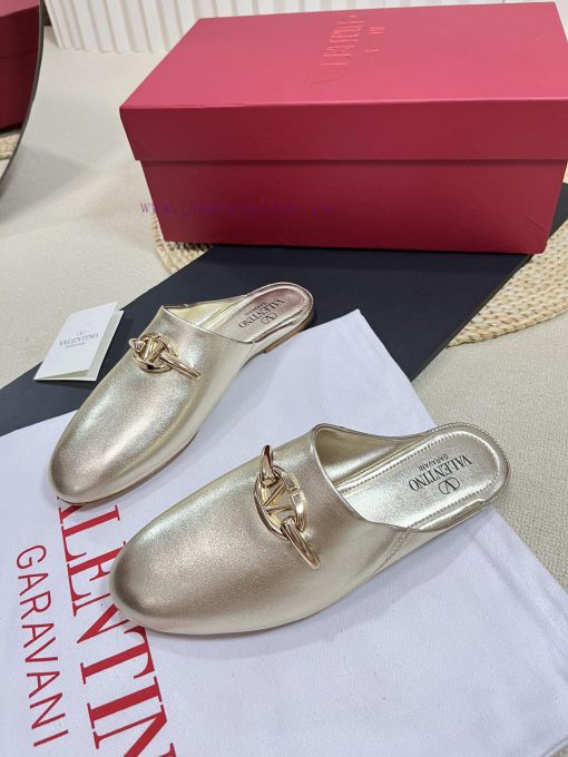 Valentino 2024 SS Spring/Summer New Product Baotou Half Dragged Golden V-Button Element Mull4ld7bjjr - Image 5