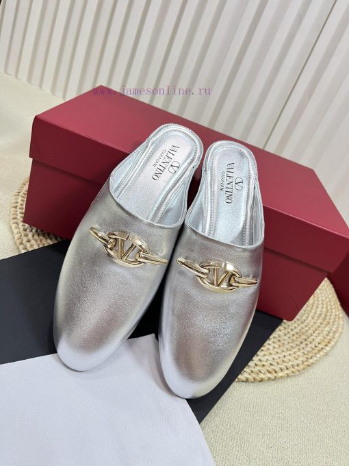 Valentino 2024 SS Spring/Summer New Product Baotou Half Dragged Golden V-Button Element Mullowkjxh3p - Image 3