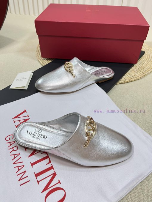 Valentino 2024 SS Spring/Summer New Product Baotou Half Dragged Golden V-Button Element Mullowkjxh3p - Image 4