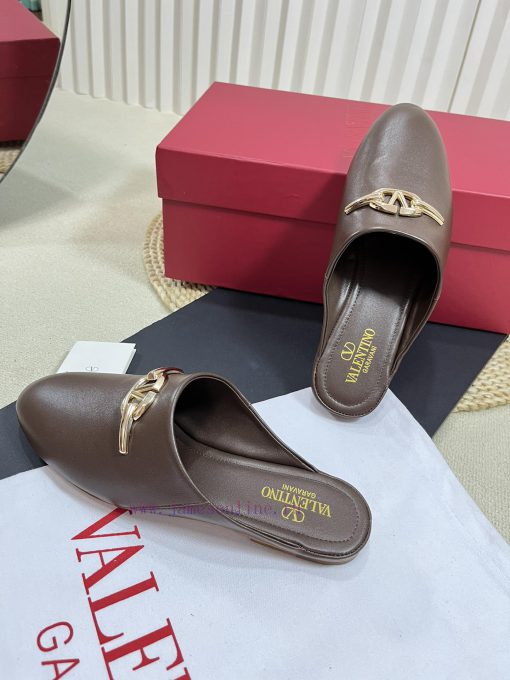 Valentino 2024 SS Spring/Summer New Product Baotou Half Dragged Golden V-Button Element Mullt5ugrfb1 - Image 7