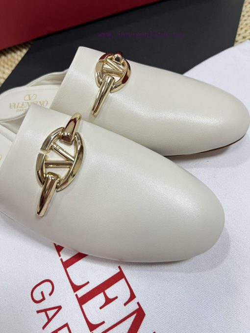 Valentino 2024 SS Spring/Summer New Product Baotou Half Dragged Golden V-Button Element Mullkmo5x8s9 - Image 8