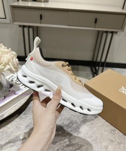 The latest sports shoes come with a full set of packaging, providing 100% comfort and being csxn4a96