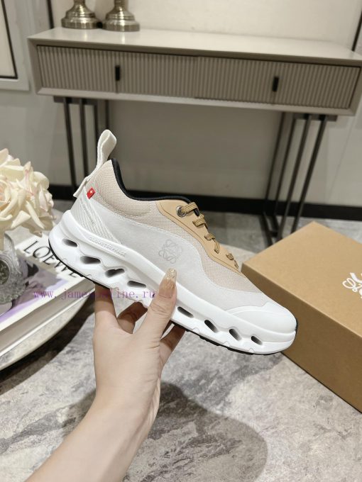 The latest sports shoes come with a full set of packaging, providing 100% comfort and being csxn4a96