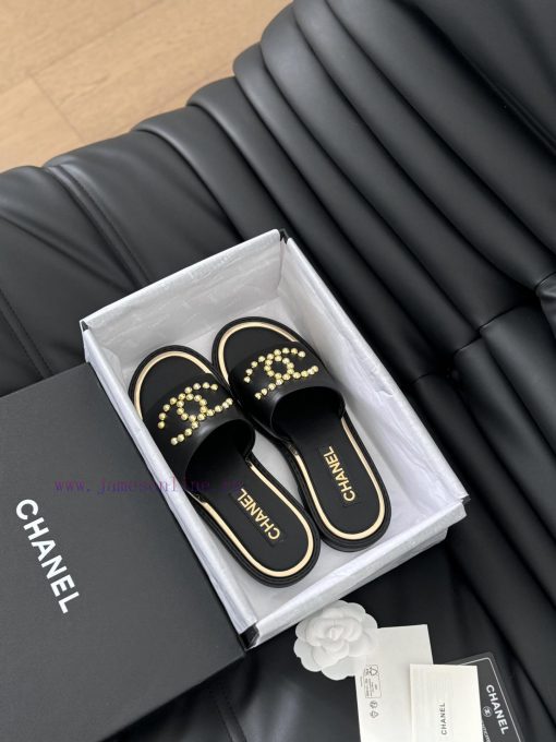 Chanel's New Double C Willow SlippersThis season's honey looks so good when dragged on footTbqsy2ykn