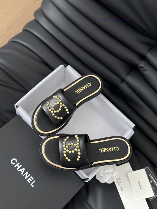 Chanel's New Double C Willow SlippersThis season's honey looks so good when dragged on footTbqsy2ykn - Image 8