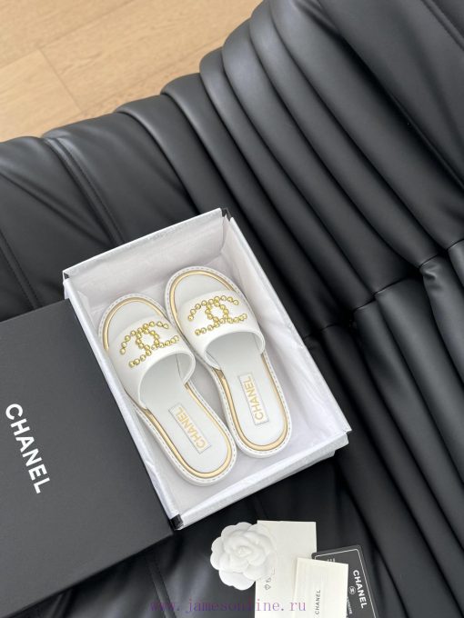 Chanel's New Double C Willow SlippersThis season's honey looks so good when dragged on footT6p3p1oi6