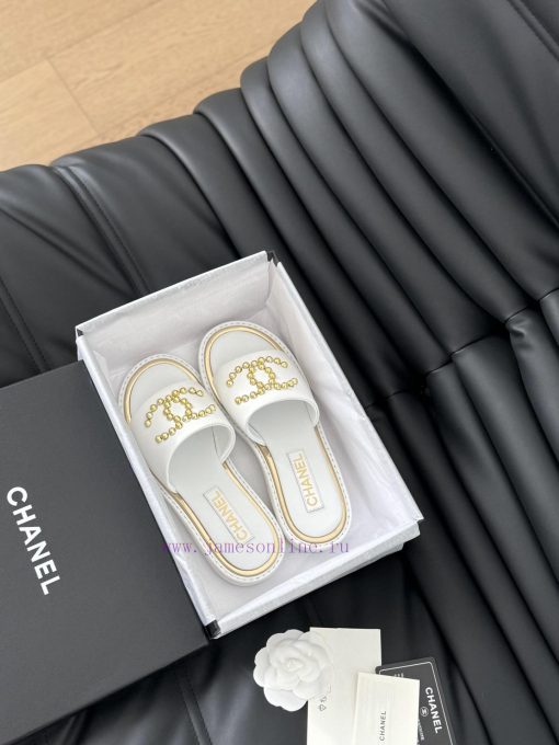 Chanel's New Double C Willow SlippersThis season's honey looks so good when dragged on footT6p3p1oi6 - Image 2