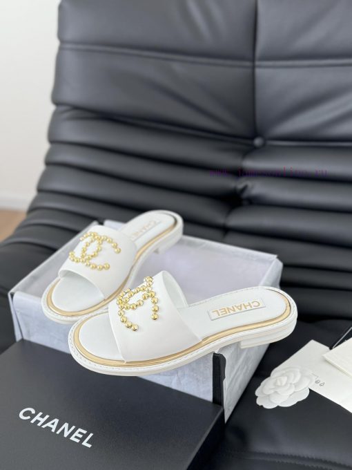 Chanel's New Double C Willow SlippersThis season's honey looks so good when dragged on footT6p3p1oi6 - Image 4