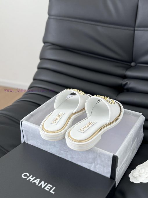 Chanel's New Double C Willow SlippersThis season's honey looks so good when dragged on footT6p3p1oi6 - Image 5
