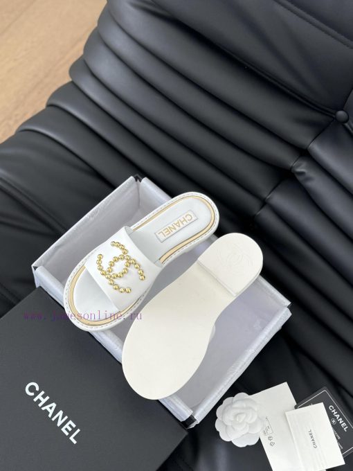 Chanel's New Double C Willow SlippersThis season's honey looks so good when dragged on footT6p3p1oi6 - Image 7