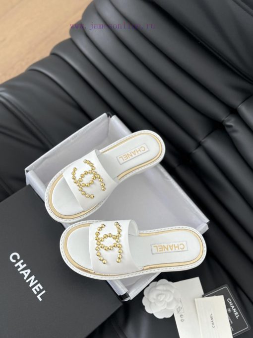 Chanel's New Double C Willow SlippersThis season's honey looks so good when dragged on footT6p3p1oi6 - Image 8