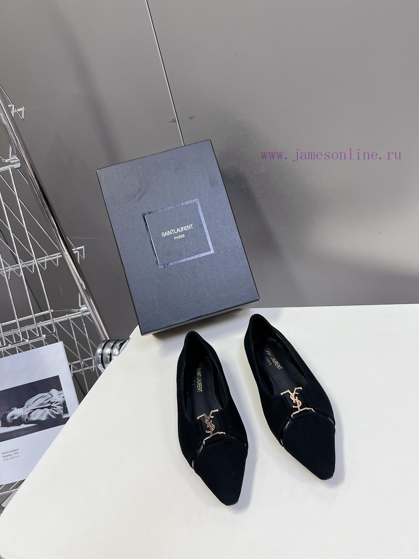 SAIN * LAURENT's new spring and summer collection has been released, featuring pointed and skbradciu