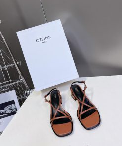 Celine's Spring/Summer Retro Triumphal Arch Fashionable Coarse Heels Sandals, Paired with Soyjp8p0b2