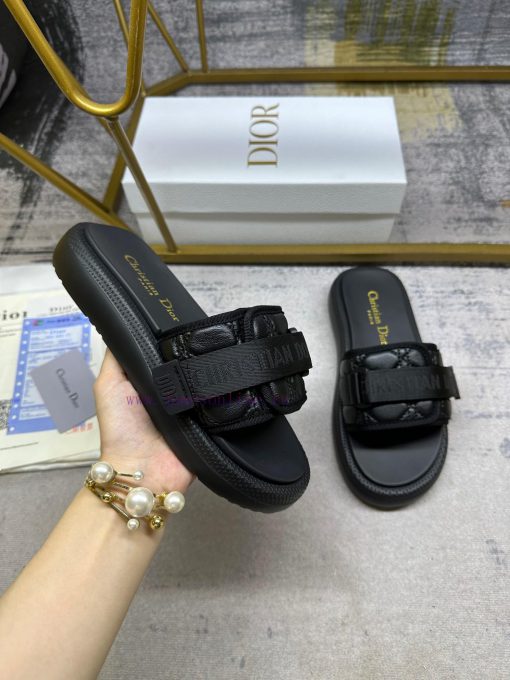 DIOR's latest popular slippers, black water dyed sheepskin embroidered rattan plaid effect, kwv5ajbm