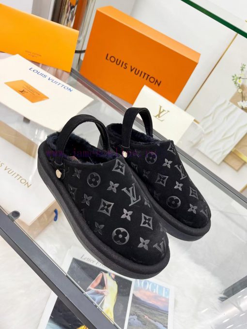 Louis Vuitton's new synchronized plush trailer is now on sale, featuring an Italian imported3zq3uj0e - Image 6