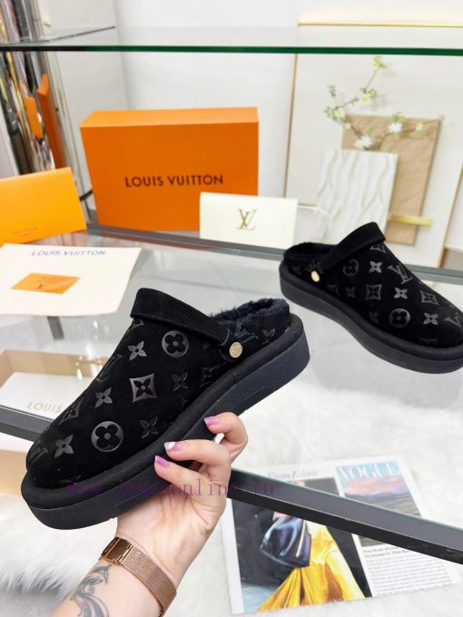 Louis Vuitton's new synchronized plush trailer is now on sale, featuring an Italian imported3zq3uj0e - Image 8