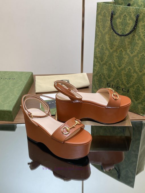 Gucci/Gucci2024 Summer New Product Waterproof Platform Saddle Buckle, Horse Hook Buckle Sand48ltzaxq