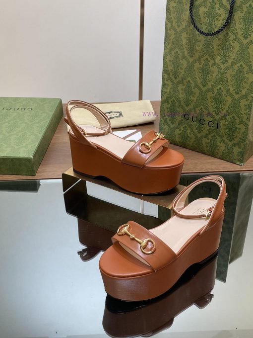 Gucci/Gucci2024 Summer New Product Waterproof Platform Saddle Buckle, Horse Hook Buckle Sand48ltzaxq - Image 4