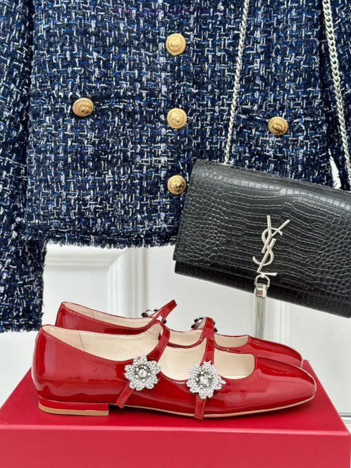 Roger Vivier | RV Classic Diamond BuckleMary Jane ShoesThe shoe upper is made of imported caudup3o6o