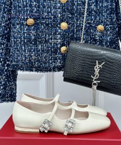 Roger Vivier | RV Classic Diamond BuckleMary Jane ShoesThe shoe upper is made of imported caztmcyyay