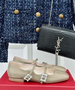 Roger Vivier | RV Classic Diamond BuckleMary Jane ShoesThe shoe upper is made of imported ca6w1umklz