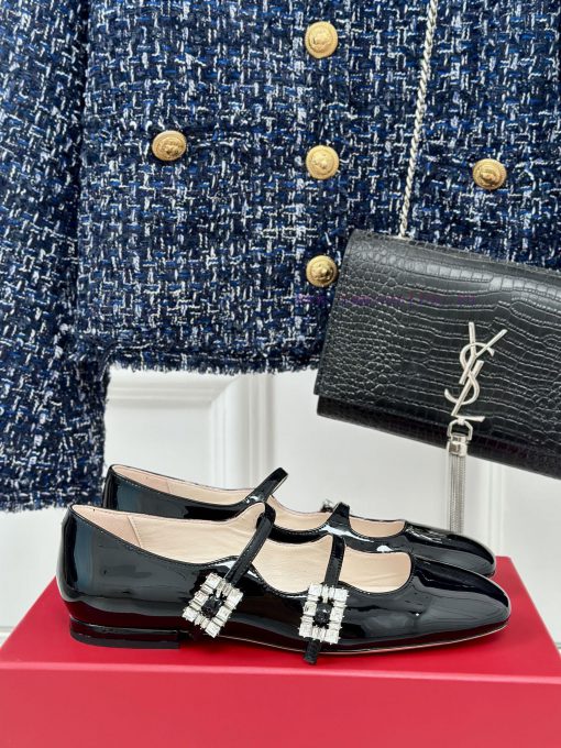 Roger Vivier | RV Classic Diamond BuckleMary Jane ShoesThe shoe upper is made of imported cas3vaj0ao