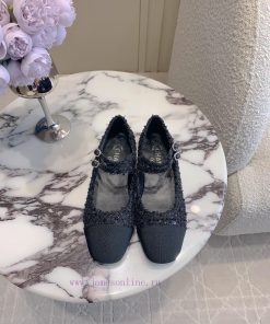 Chanel's new flat bottomed Mary Jane shoes feature classic color schemes that exude a stylis8ovaz0ty