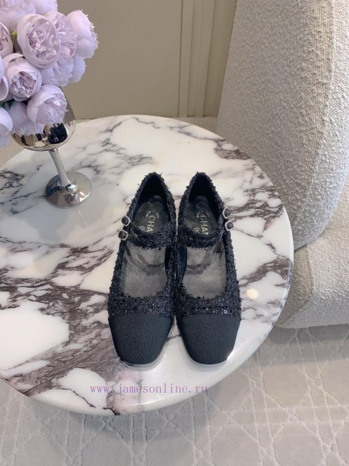 Chanel's new flat bottomed Mary Jane shoes feature classic color schemes that exude a stylis8ovaz0ty