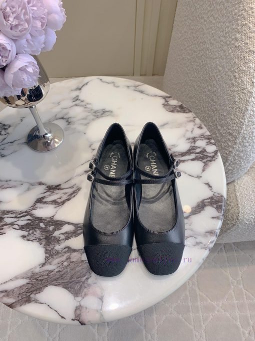 Chanel's new flat bottomed Mary Jane shoes feature classic color schemes that exude a stylisay17ipmn - Image 2