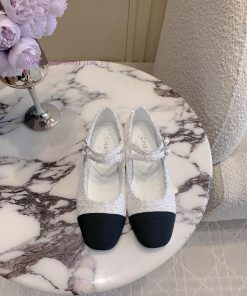 Chanel's new flat bottomed Mary Jane shoes feature classic color schemes that exude a stylisgajmmqvm