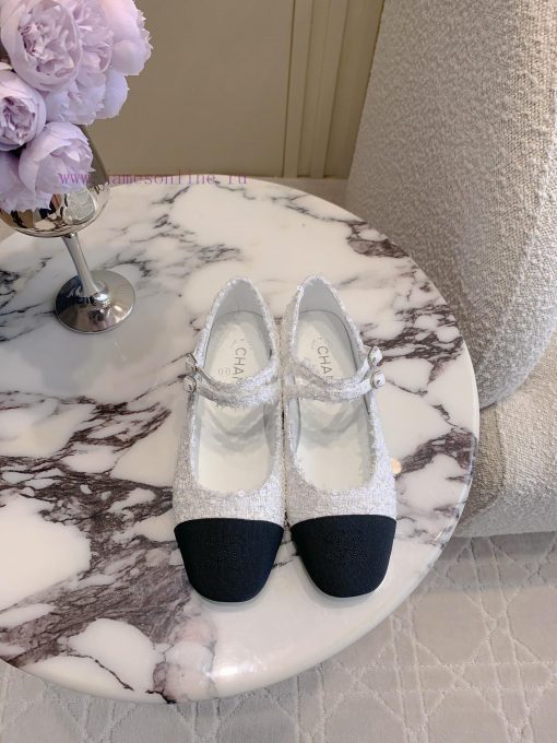 Chanel's new flat bottomed Mary Jane shoes feature classic color schemes that exude a stylisgajmmqvm