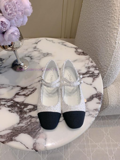 Chanel's new flat bottomed Mary Jane shoes feature classic color schemes that exude a stylisgajmmqvm - Image 2