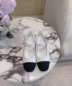 Chanel's new flat bottomed Mary Jane shoes feature classic color schemes that exude a stylisz5fpmxbu