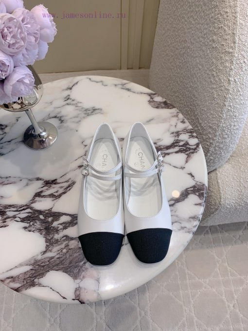 Chanel's new flat bottomed Mary Jane shoes feature classic color schemes that exude a stylisz5fpmxbu