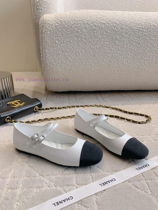 Chanel's new flat bottomed Mary Jane shoes feature classic color schemes that exude a stylisz5fpmxbu - Image 4