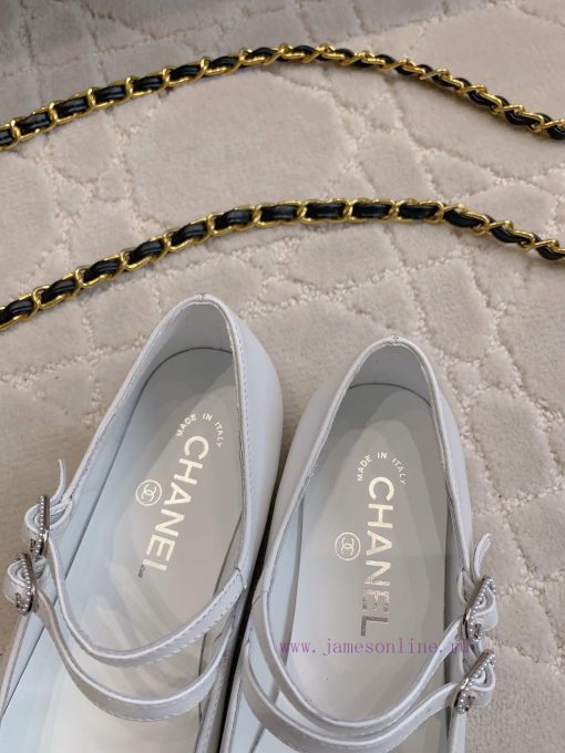 Chanel's new flat bottomed Mary Jane shoes feature classic color schemes that exude a stylisz5fpmxbu - Image 7