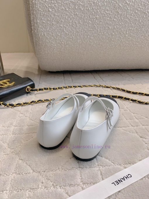Chanel's new flat bottomed Mary Jane shoes feature classic color schemes that exude a stylisz5fpmxbu - Image 9