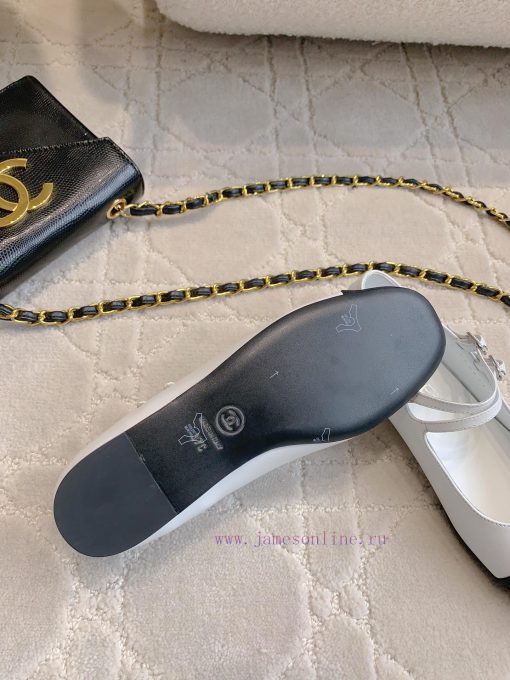 Chanel's new flat bottomed Mary Jane shoes feature classic color schemes that exude a stylisz5fpmxbu - Image 10