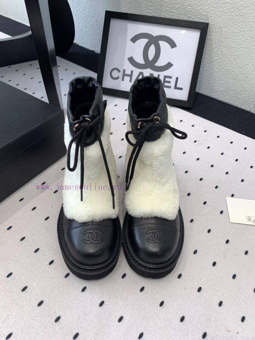 Chanel's new fur short boots are being shipped this autumn and winter. They are a must-have uwj13idn