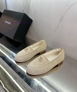 The new Chanel 24 wool loafers are furry, soft, sticky, warm, and fashionable, making them enirdbaag