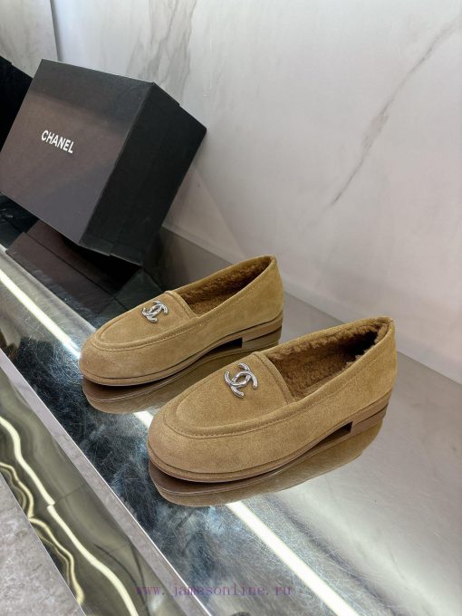 The new Chanel 24 wool loafers are furry, soft, sticky, warm, and fashionable, making them e0kyeggx3 - Image 2