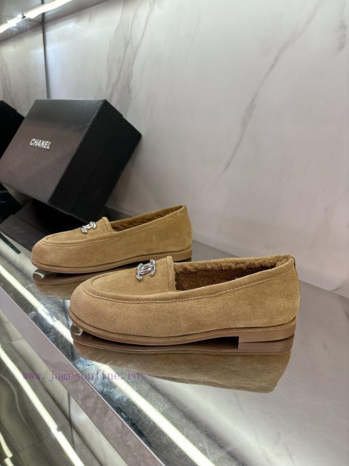 The new Chanel 24 wool loafers are furry, soft, sticky, warm, and fashionable, making them e0kyeggx3 - Image 4