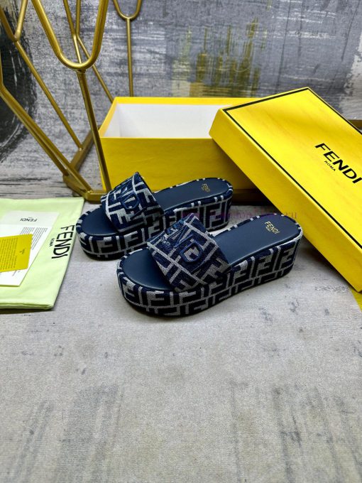 FENDI's latest popular broadband thick soled slippers are made of grey denim material with tjavl0sa8 - Image 3