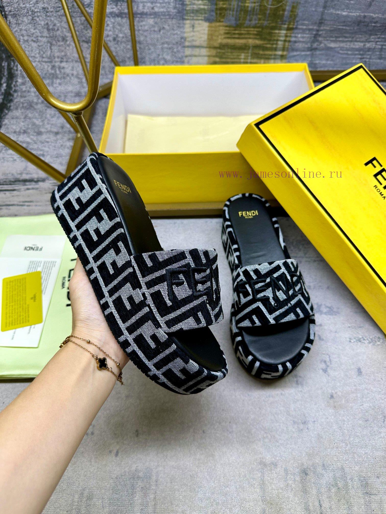 FENDI's latest popular broadband thick soled slippers are made of grey denim material with thhfcbx9l