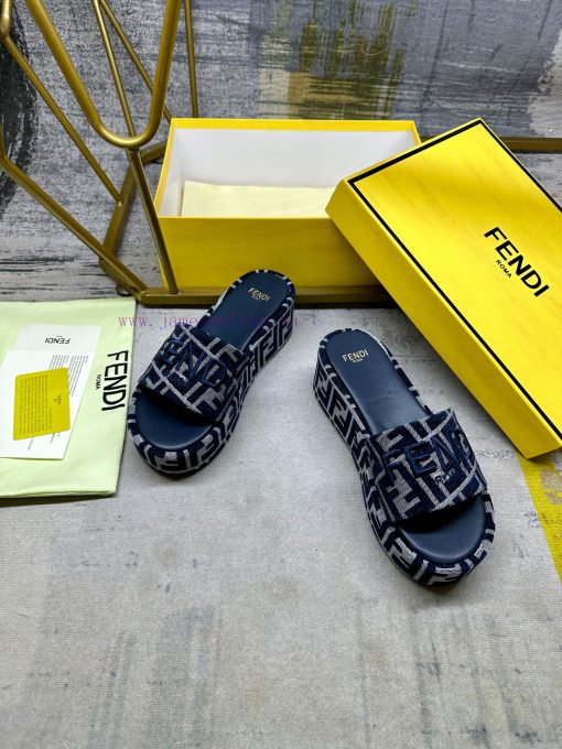 FENDI's latest popular broadband thick soled slippers are made of grey denim material with tjavl0sa8 - Image 5
